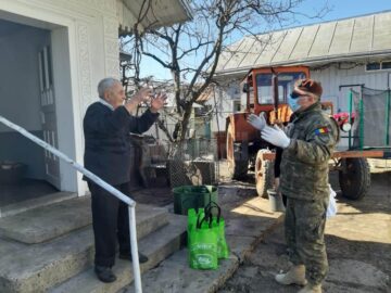 Gest de generoziate, la Bosanci Foto Andrei Vicol, Vasile Semeniuc
