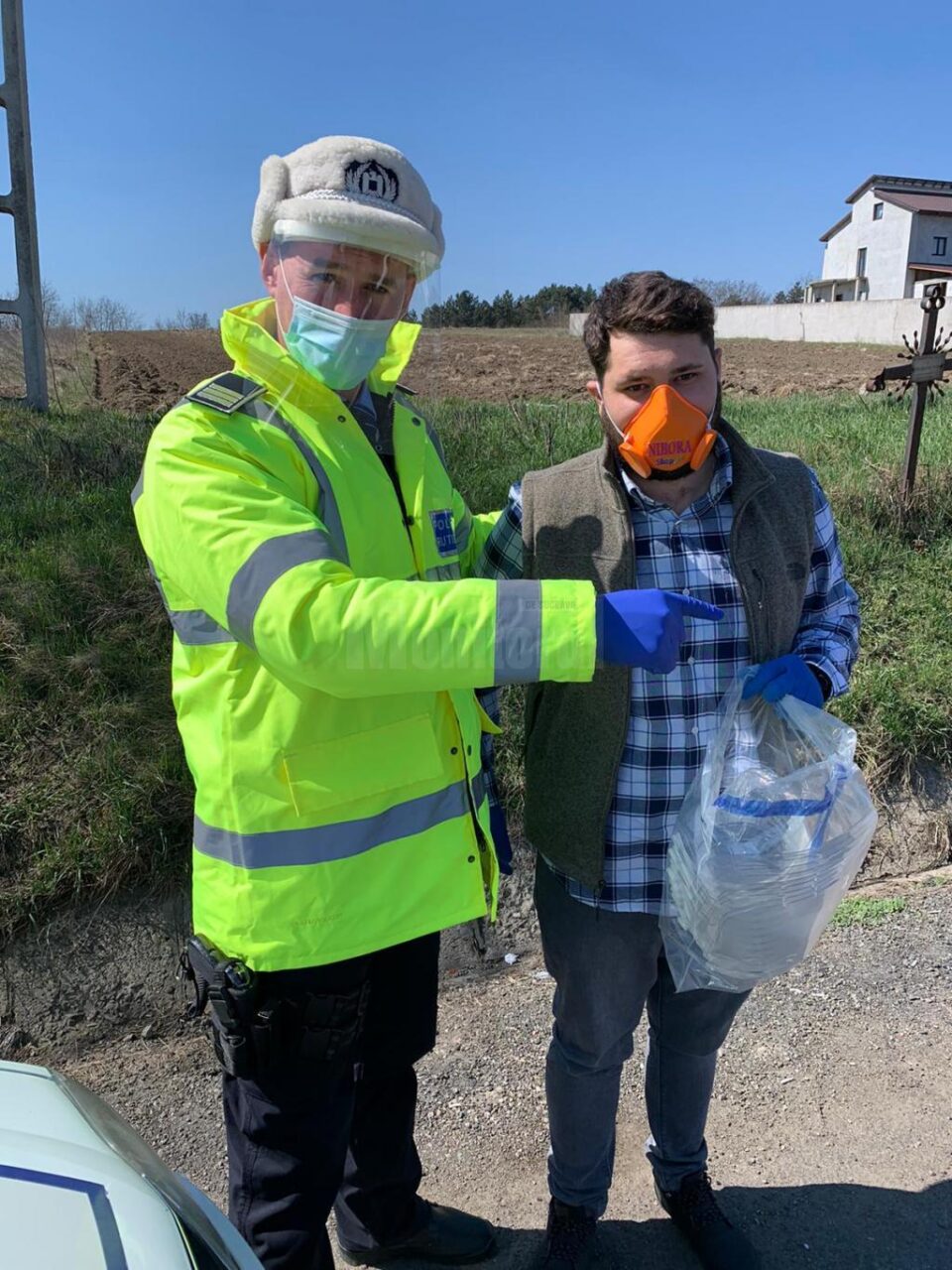 Doi tineri din Fălticeni, respectiv Humor, produc viziere cu imprimante 3D și le donează celor care au nevoie