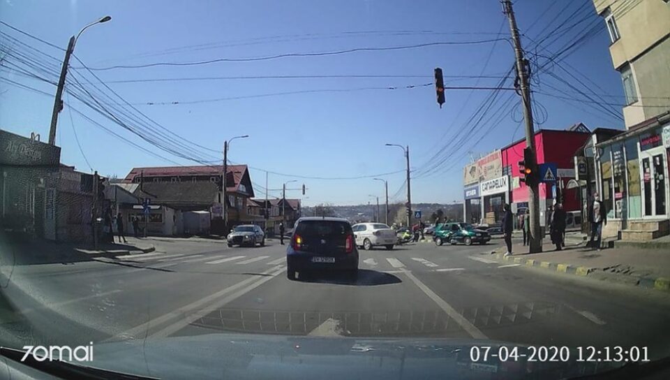 Tânăr de 27 de ani, motociclist, rănit de un șofer de 74 de ani, care nu i-a acordat prioritate