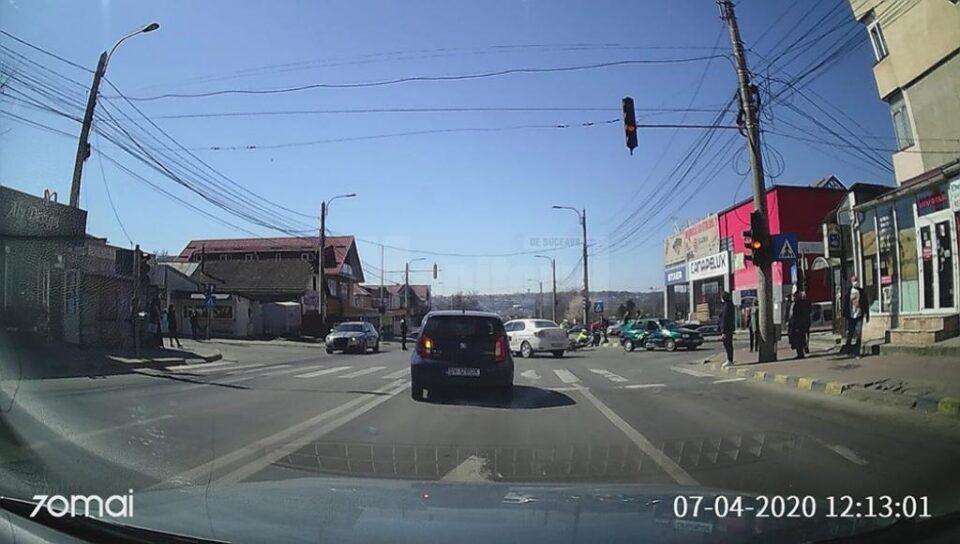 Tânăr de 27 de ani, motociclist, rănit de un șofer de 74 de ani, care nu i-a acordat prioritate Tânăr de 27 de ani, motociclist, rănit de un șofer de 74 de ani, care nu i-a acordat prioritate