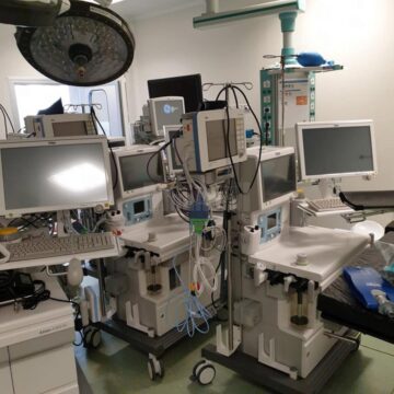 Măști pentru scufundări, adaptate pentru medicii din Terapie Intensivă, de fostul bioinginer din secția ATI a Spitalului Suceava