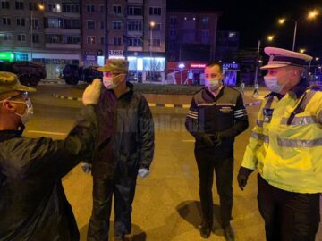 Dezinfecție cu utilaje militare, pe străzile Sucevei, în lupta împotriva coronavirusului