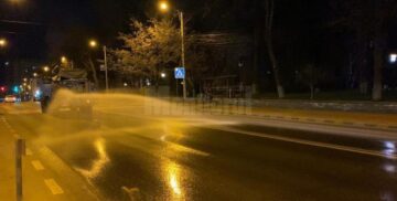 Dezinfecție cu utilaje militare, pe străzile Sucevei, în lupta împotriva coronavirusului