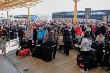 Sute de suceveni s-au înghesuit joi pe Aeroportul din Cluj pentru a plec la muncă în Germania Sursa foto stirileprotv.ro
