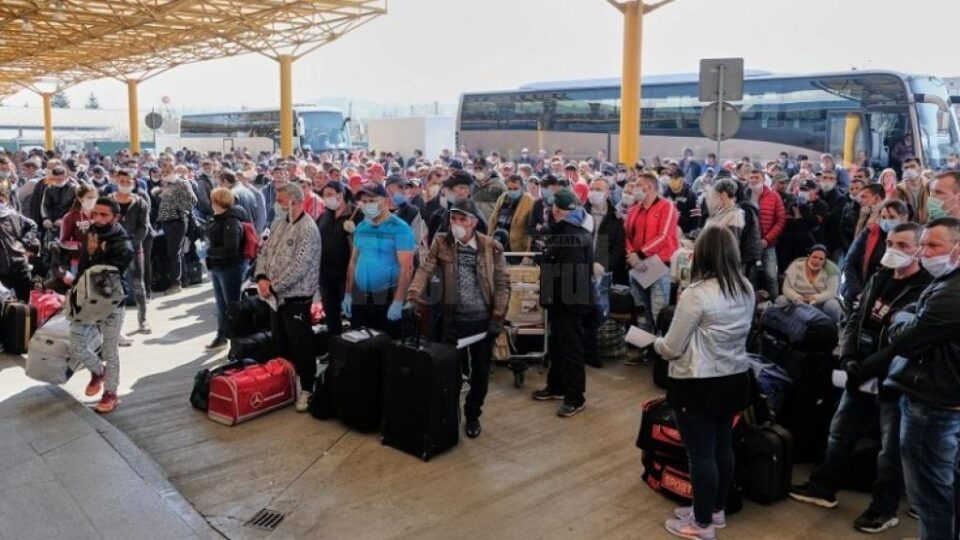 Sute de suceveni s-au înghesuit joi pe Aeroportul din Cluj pentru a plec la muncă în Germania Sursa foto stirileprotv.ro