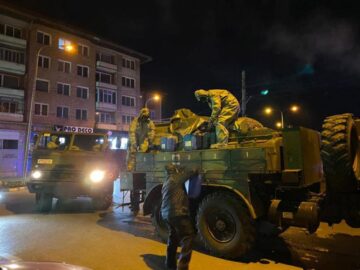 Dezinfecție cu utilaje militare, pe străzile Sucevei, în lupta împotriva coronavirusului