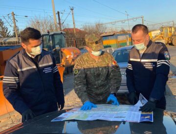 Dezinfecție cu utilaje militare, pe străzile Sucevei, în lupta împotriva coronavirusului