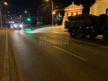 Dezinfecție cu utilaje militare, pe străzile Sucevei, în lupta împotriva coronavirusului