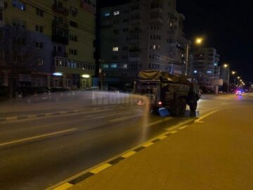 Dezinfecție cu utilaje militare, pe străzile Sucevei, în lupta împotriva coronavirusului