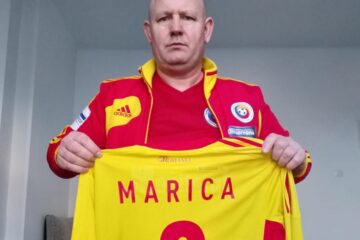 Ghiță Păcurariu prezintă tricoul lui Ciprian Marica, pe care l-a oferit în cadrul licitației de la Suceava