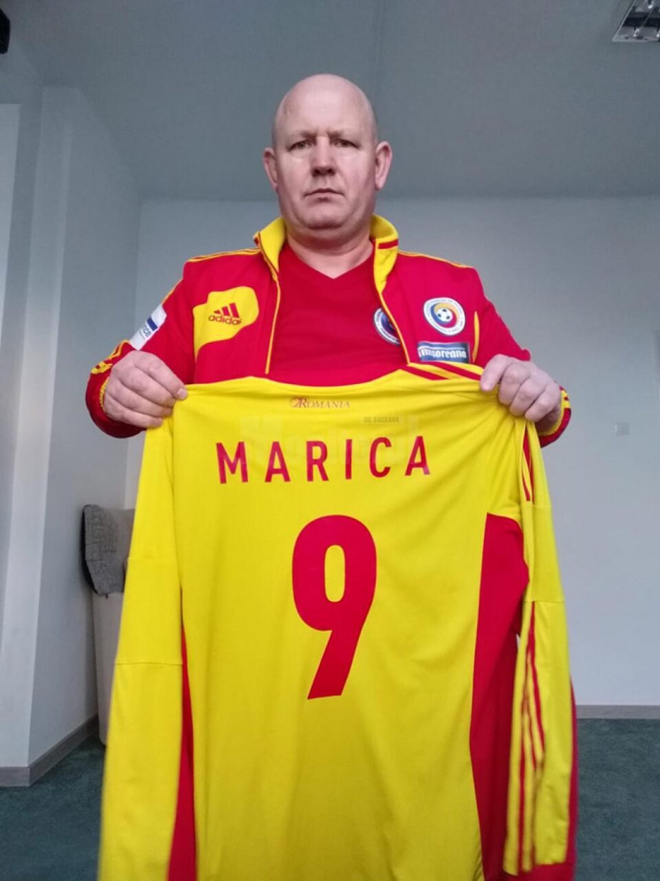 Ghiță Păcurariu prezintă tricoul lui Ciprian Marica, pe care l-a oferit în cadrul licitației de la Suceava Ghiță Păcurariu prezintă tricoul lui Ciprian Marica, pe care l-a oferit în cadrul licitației de la Suceava