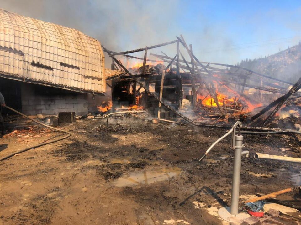 Incendiu foarte puternic, la două case, în Stulpicani