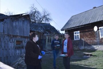 Prof. Daniela Ceredeev a fost cea care i-a dus acasă, fiecăruia în parte, darul mult dorit