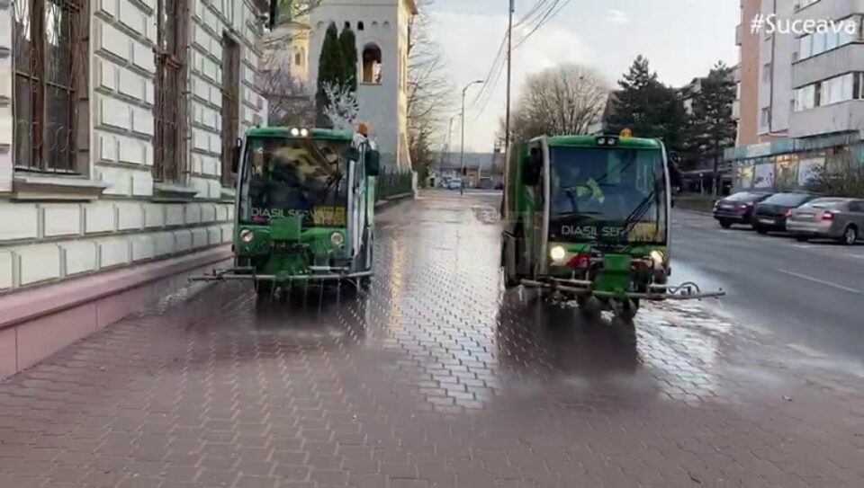 Două utilaje pentru spălarea și dezinfectarea trotuarelor și a străzilor înguste acționează în plus în Suceava