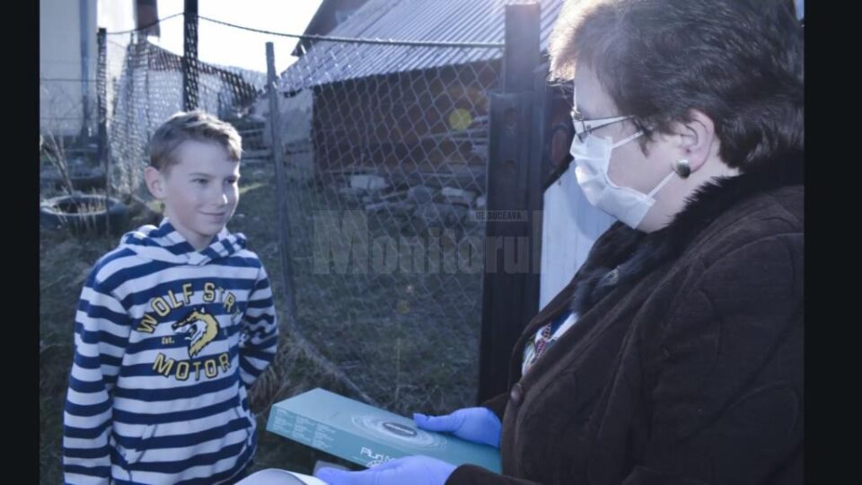 Prof. Daniela Ceredeev a fost cea care i-a dus acasă, fiecăruia în parte, darul mult dorit