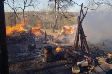 Trei gospodării afectate de flăcări, după un foc făcut în curte pentru arderea gunoaielor