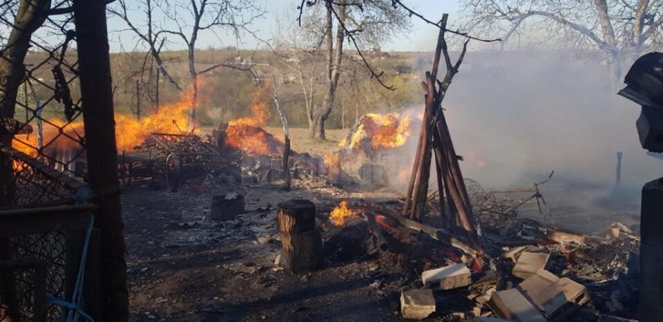 Trei gospodării afectate de flăcări, după un foc făcut în curte pentru arderea gunoaielor