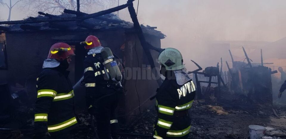 Trei gospodării afectate de flăcări, după un foc făcut în curte pentru arderea gunoaielor