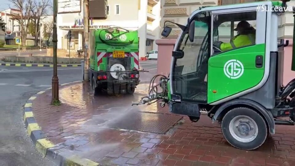 Două utilaje pentru spălarea și dezinfectarea trotuarelor și a străzilor înguste acționează în plus în Suceava