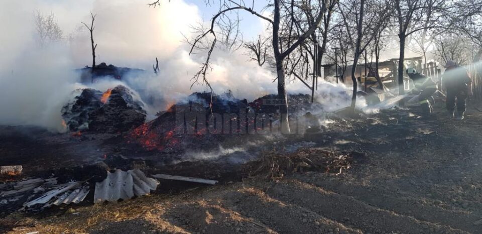 Trei gospodării afectate de flăcări, după un foc făcut în curte pentru arderea gunoaielor