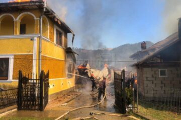 Incendiu foarte puternic, la două case, în Stulpicani Sursa foto Iulian Popa