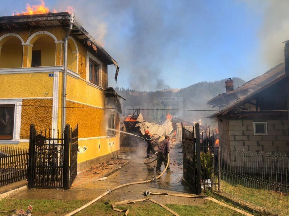 Incendiu foarte puternic, la două case, în Stulpicani Sursa foto Iulian Popa