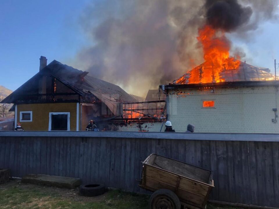 Incendiu foarte puternic, la două case, în Stulpicani Sursa foto Iulian Popa
