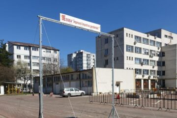 Instalație de dezinfectare a mașinilor, montată de Universitate în curtea Spitalului Județean