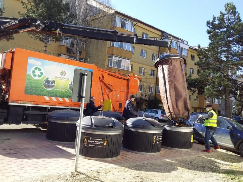 Cei care ridică gunoiul, curăță și dezinfectează sunt și ei în linia întâi în lupta cu coronavirusul