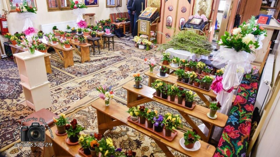 Zeci de ghivece cu flori în locul credincioșilor, la slujba de Florii. Foto AnaMaria Roxana Ababei Zeci de ghivece cu flori în locul credincioșilor, la slujba de Florii. Foto AnaMaria Roxana Ababei