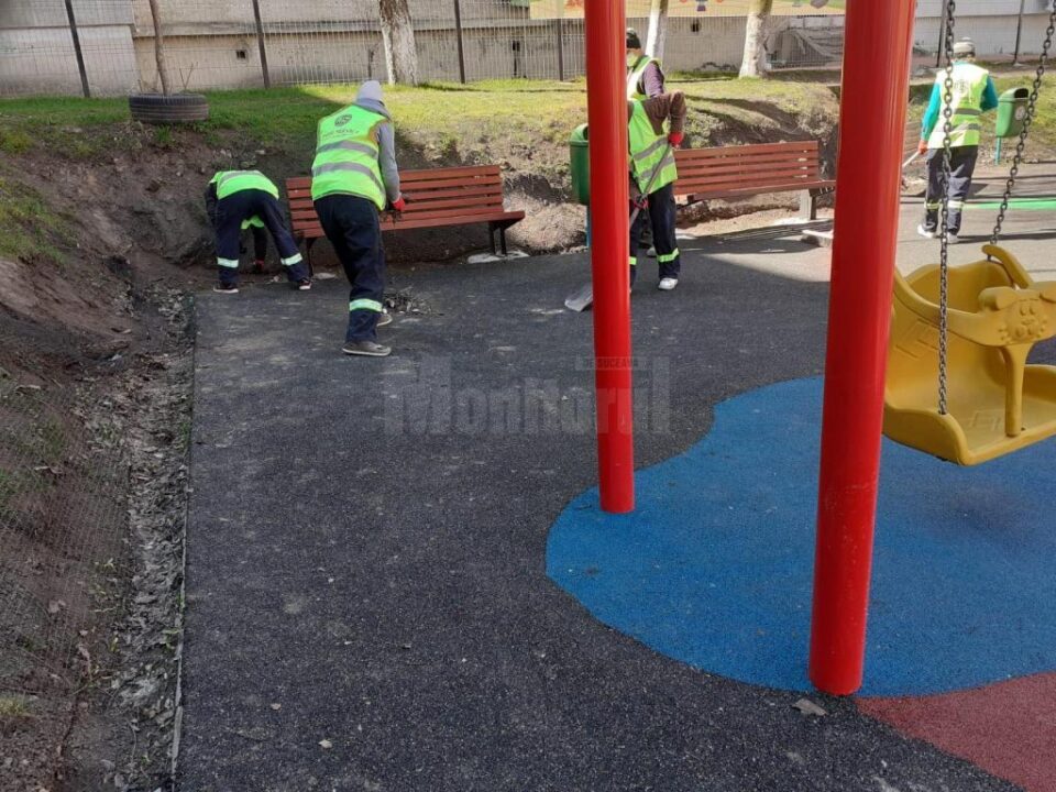 Cei care ridică gunoiul, curăță și dezinfectează sunt și ei în linia întâi în lupta cu coronavirusul