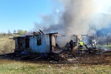 Focul a făcut prăpăd în două gospodării din comuna Slatina