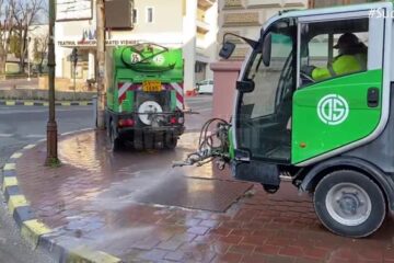 Două utilaje pentru spălarea și dezinfectarea trotuarelor și a străzilor înguste acționează în plus în Suceava