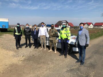 65 de polițiști, jandarmi și militari, au primit, sâmbătă seara, câte o pizza, sucuri și snacks-uri, de la Cornel Manaz, Paul Ieremie și Andrei Timoficiuc