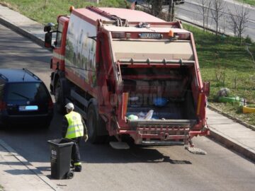 Cei care ridică gunoiul, curăță și dezinfectează sunt și ei în linia întâi în lupta cu coronavirusul