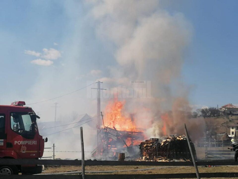 Grajdul a fost mistuit de flacari in incendiul de la Dorna Candrenilor