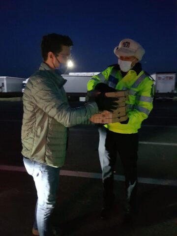 65 de polițiști, jandarmi și militari, au primit, sâmbătă seara, câte o pizza, sucuri și snacks-uri, de la Cornel Manaz, Paul Ieremie și Andrei Timoficiuc