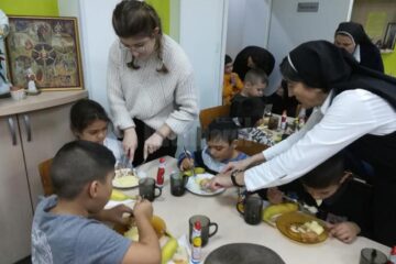 Centrul „Maria Ward” din Rădăuți mai are mâncare pentru copii pentru o săptămână Centrul „Maria Ward” din Rădăuți mai are mâncare pentru copii pentru o săptămână