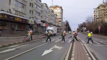 Cei care ridică gunoiul, curăță și dezinfectează sunt și ei în linia întâi în lupta cu coronavirusul