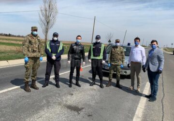 65 de polițiști, jandarmi și militari, au primit, sâmbătă seara, câte o pizza, sucuri și snacks-uri, de la Cornel Manaz, Paul Ieremie și Andrei Timoficiuc
