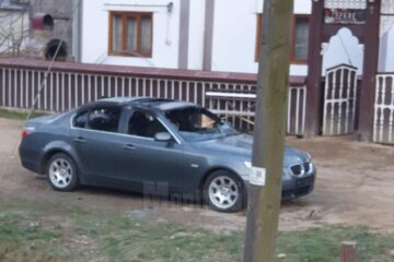 Autoturismul BMW al ajutorului șefului de post de la Vatra Moldoviței a fost incendiat în interior, prin spargerea unui geam