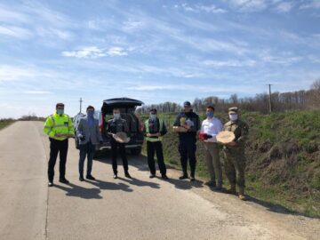65 de polițiști, jandarmi și militari, au primit, sâmbătă seara, câte o pizza, sucuri și snacks-uri, de la Cornel Manaz, Paul Ieremie și Andrei Timoficiuc