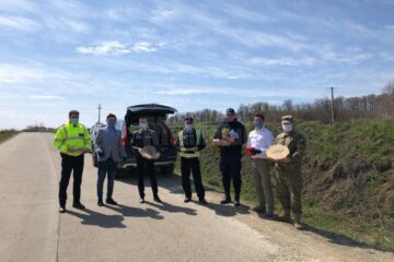 65 de polițiști, jandarmi și militari, au primit, sâmbătă seara, câte o pizza, sucuri și snacks-uri, de la Cornel Manaz, Paul Ieremie și Andrei Timoficiuc