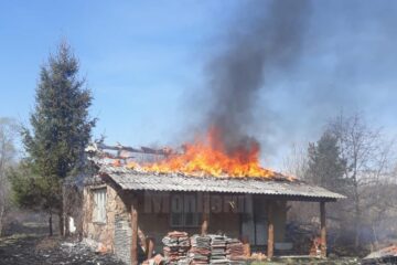 Casa a fost mistuită de flăcări