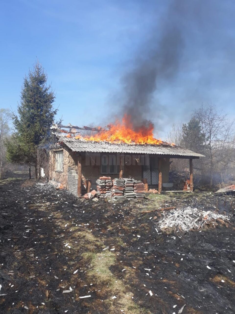 Casa a fost mistuită de flăcări