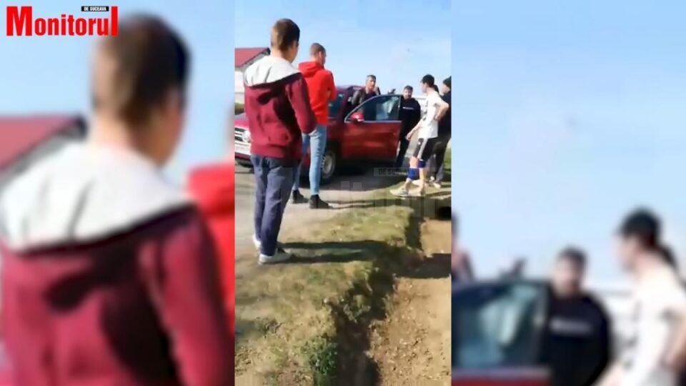 Scandal monstru, în stradă, cu secretarul Primăriei Salcea: ”Dacă pun mâna pe telefon, în două minute vă leagă pe toți, luați toți amendă” Scandal monstru, în stradă, cu secretarul Primăriei Salcea: ”Dacă pun mâna pe telefon, în două minute vă leagă pe toți, luați toți amendă”