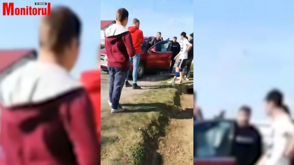 Secretarul Primăriei orașului Salcea, Ionică Petraș, a fost filmat în timp ce vocifera extrem de violent în fața unui grup de tineri, în plină stradă Secretarul Primăriei orașului Salcea, Ionică Petraș, a fost filmat în timp ce vocifera extrem de violent în fața unui grup de tineri, în plină stradă