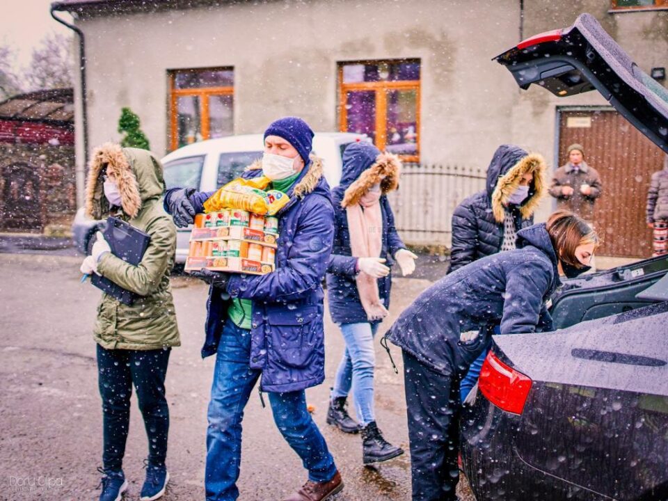 Cu ajutorul oamenilor generosi centrul si-a refacut stocurile de htana pentru nevoiași