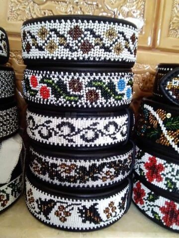 O tânără din Cajvana, elevă la Colegiul ”Mihai Eminescu” Suceava, coase cămăși, curele și chimire cu mărgele