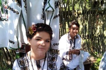 O tânără din Cajvana, elevă la Colegiul ”Mihai Eminescu” Suceava, coase cămăși, curele și chimire cu mărgele